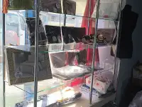 Витрины с подсветкой, стеклянные полки